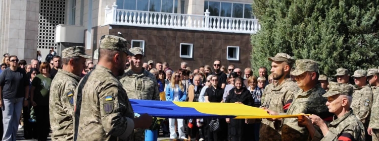 У ДЕНЬ МІСТА - БІЛЬ І ВДЯЧНІСТЬ: НЕТІШИН ПРОСТИВСЯ ІЗ ЗАХИСНИКОМ